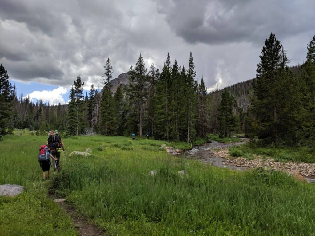 picture-of-friends-hiking-in-mountains