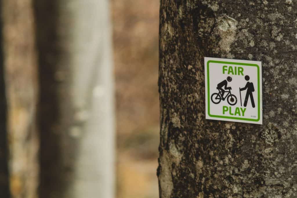 sign-showing-bicyclist-and-hiker-sharing-trail
