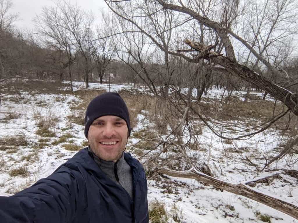 me-in-wilderness-in-cold-weather-running-gear-with-earbuds